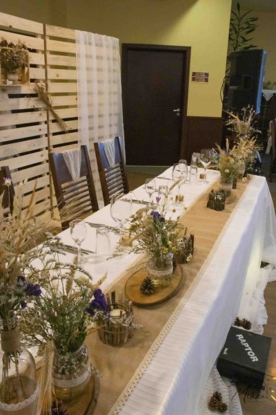 Сватбена маса декорирана със зебло, дантела и сухи цветя в рустик стил