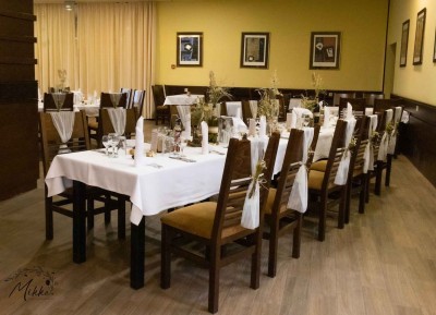 Декориране на маса за гости за рустик сватба - пънчета, вази, сухи цветя, свещници, бутилки, панделки