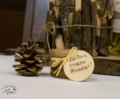 Бурканчета с мед за подаръчета за гости за рустик сватба