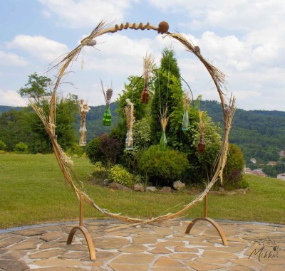 Кръгла сватбена арка декорация от бутилки и сухи цветя за изнесен ритуал