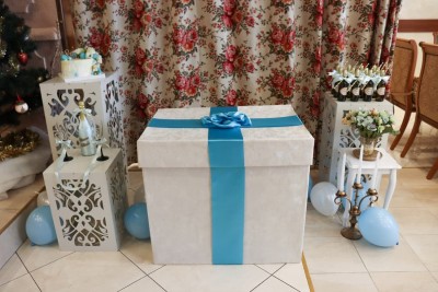 Кутия с балони с хелий - сватбена изненадаза булка