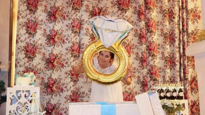 Фолиев балон пръстен с хелий и кутия изненада за булка