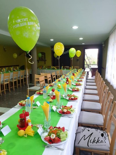 Декорация на ресторант в зелено и жълто за годишнина