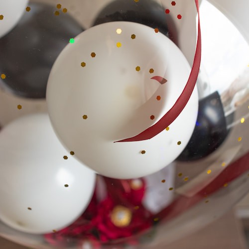 Малки балончета и конфети за букет с балон и бонбонени цветя