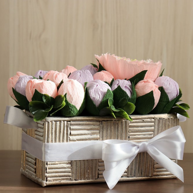 Букет от бонбонени цветя в кашпа с пнделка