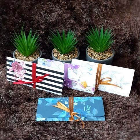 Картичка плик с панделка за подарък