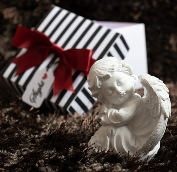 Ангелче в кутия за Свети Валентин