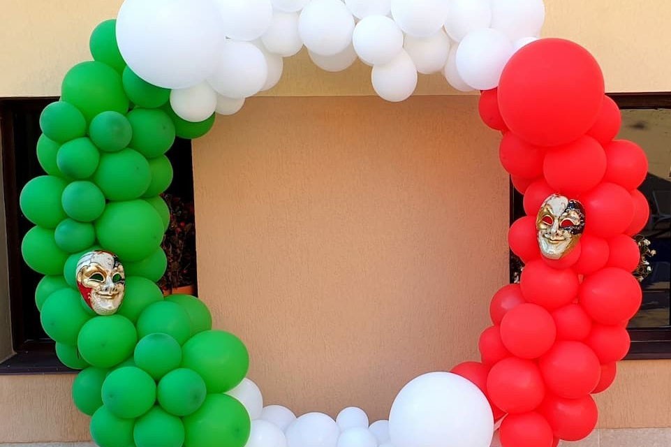 Кръгла арка с балони с италиански флаг